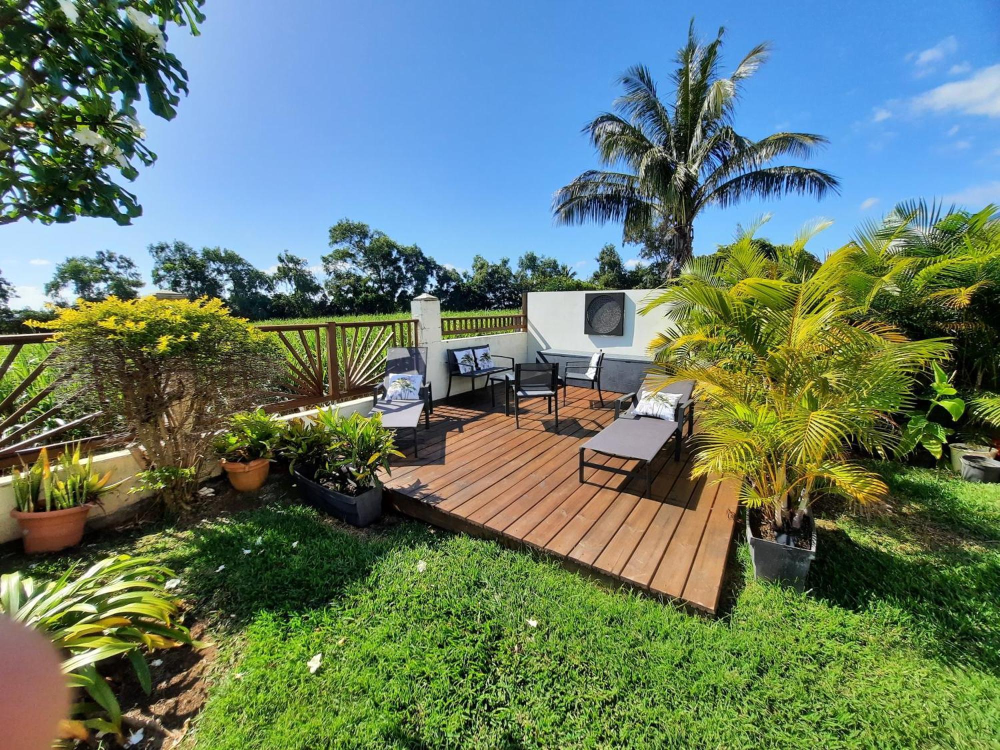 Joli Appartement, Piscine, Jacuzzi Sainte-Suzanne Kültér fotó